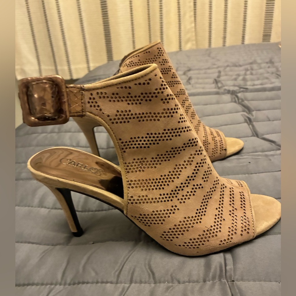 Women's heels 
New "The inside lining of the shoes is peeling due to storage."